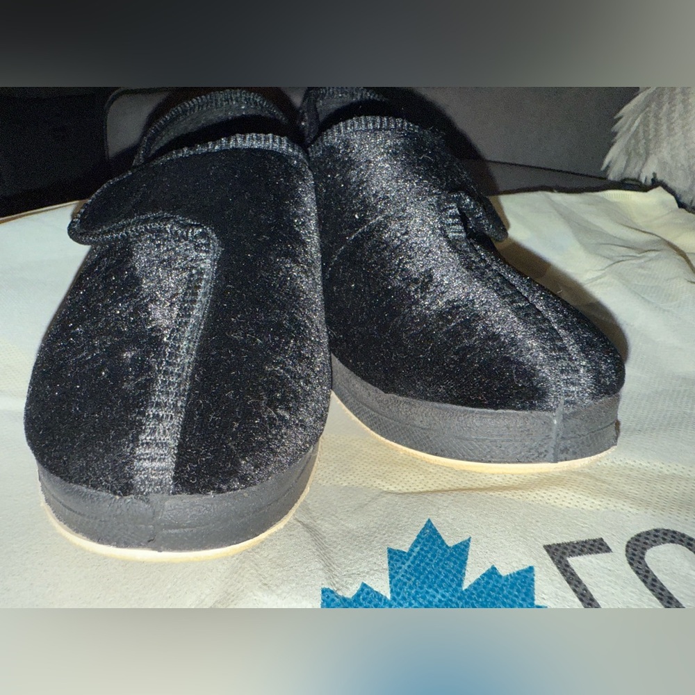 Foamtreads Black Velvety Slippers - Picture 12 of 15